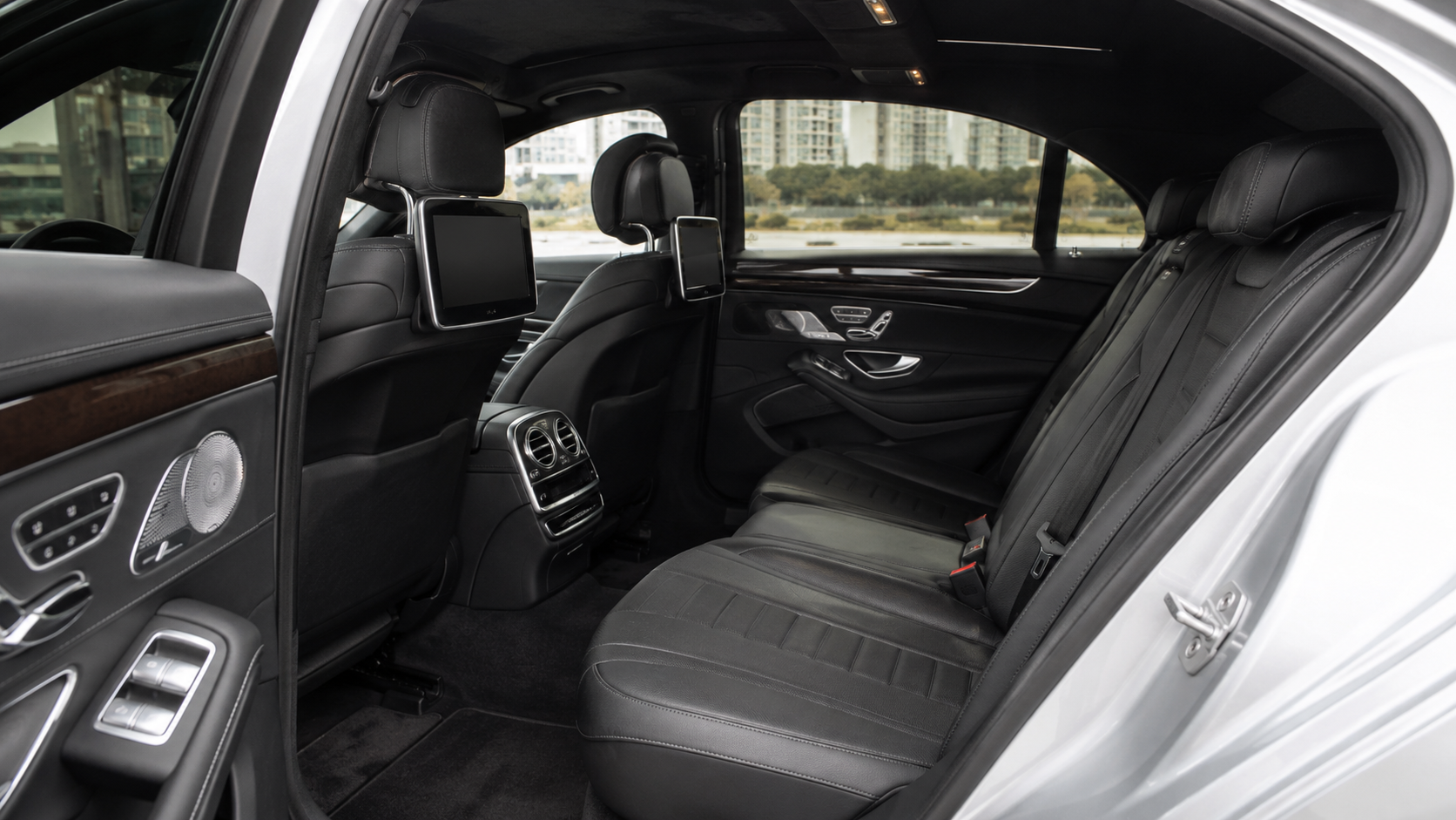 Luxury Sedan - Image 2