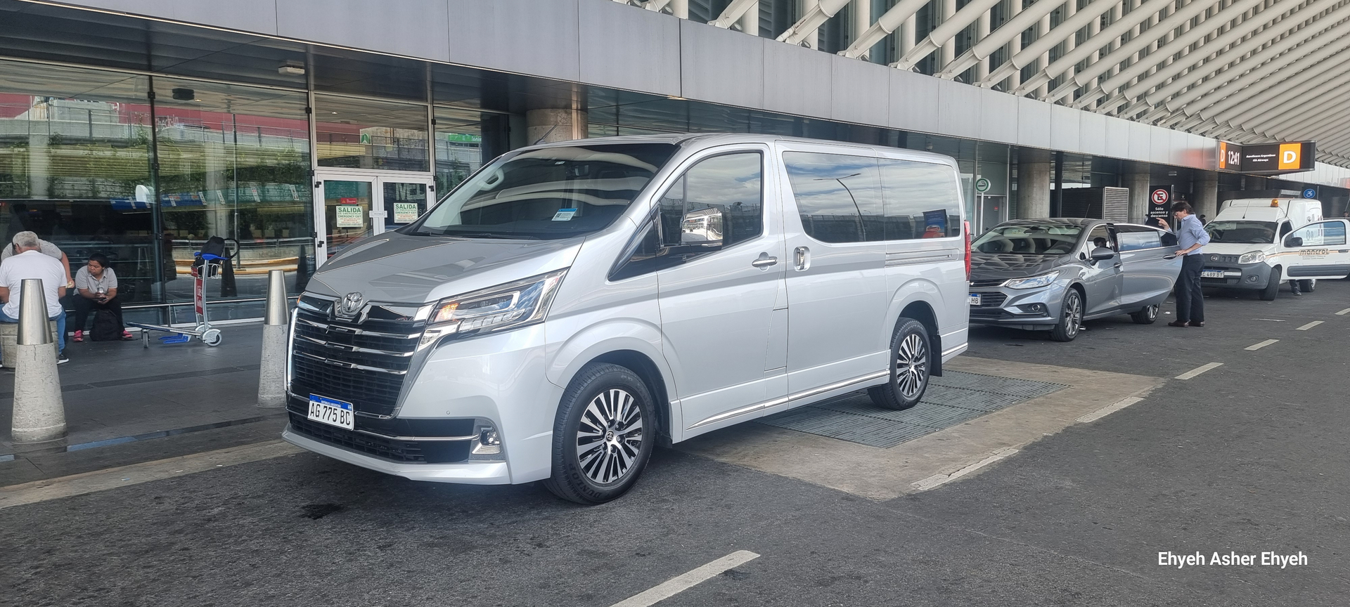 Luxury Minivan - Image 6