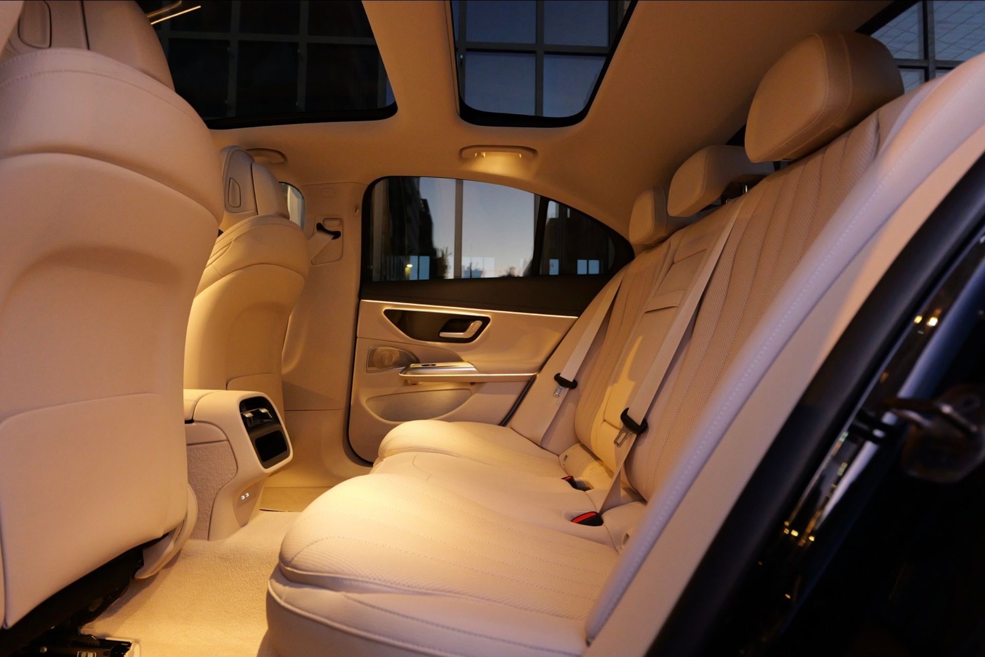Executive Sedan (Mercedes-Benz E-Class) - Image 9