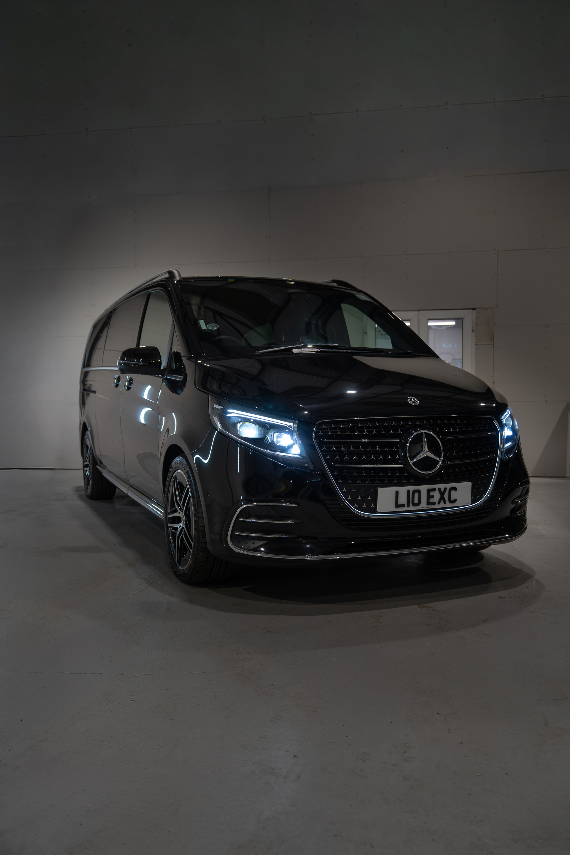 Executive SUV - Image 2