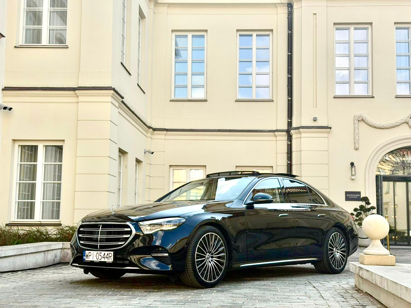 Business Sedan  - Image 2