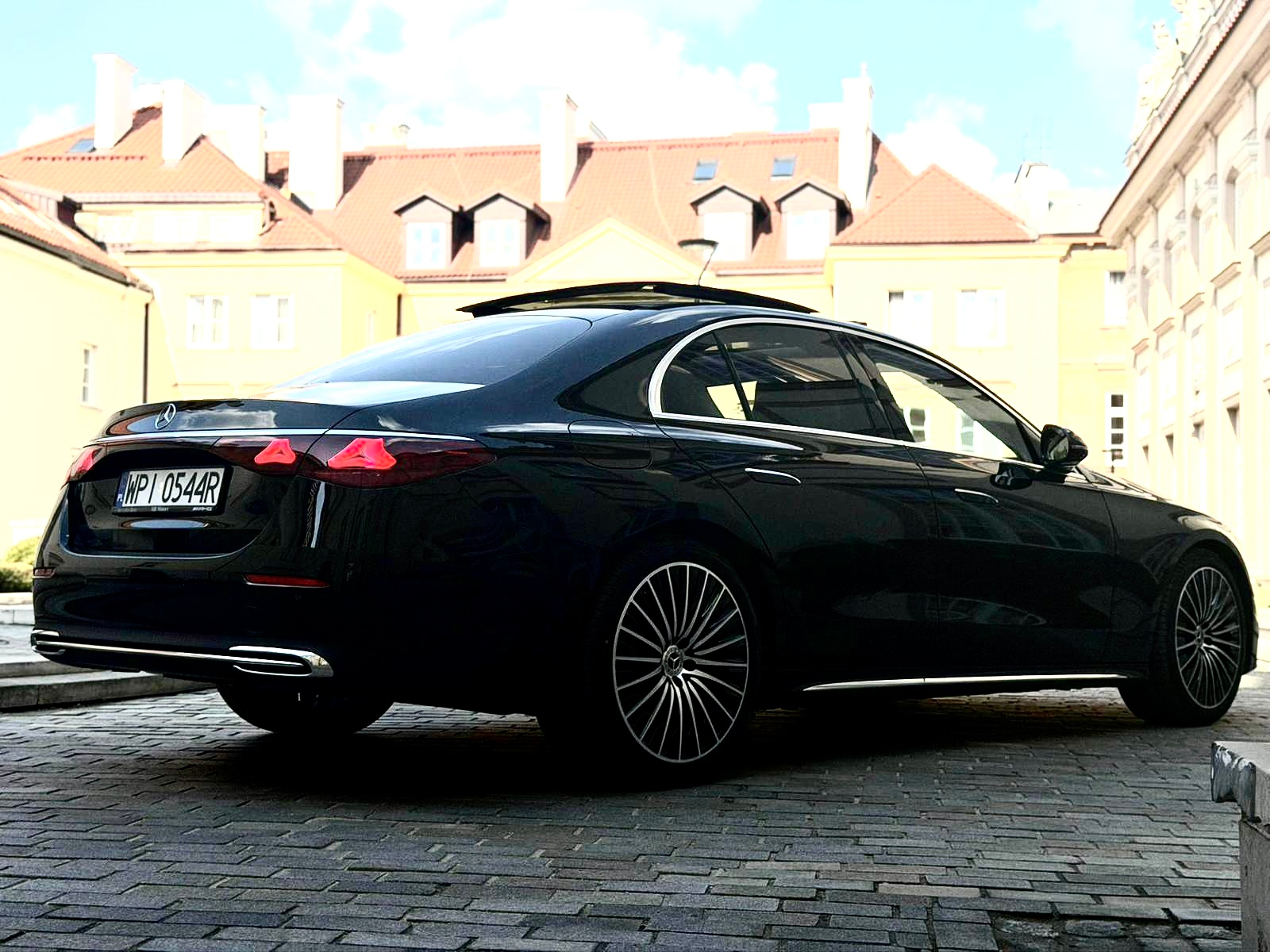 Business Sedan  - Image 3
