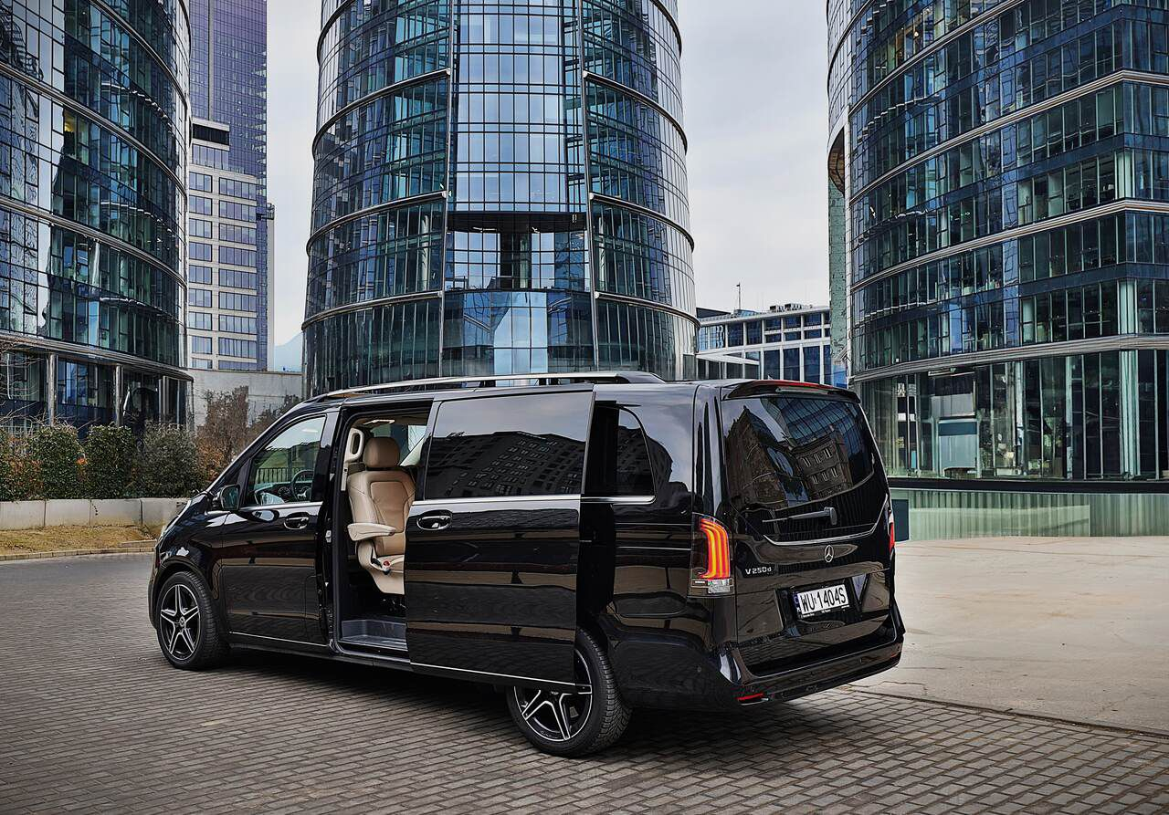 Luxury Van 7pax - Image 3