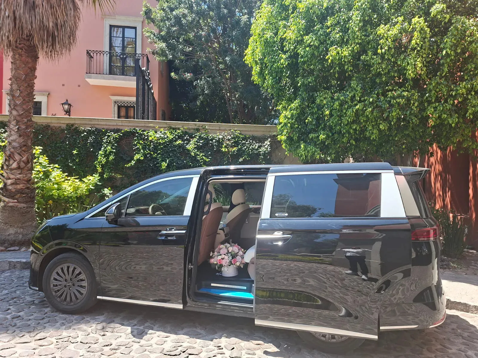 Executive Hybrid Van – BYD M9 - Image 2