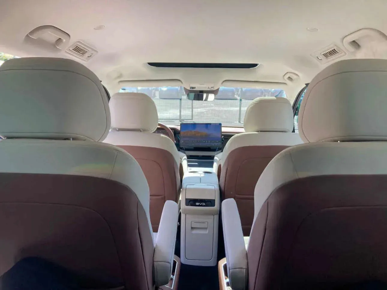 Executive Hybrid Van – BYD M9 - Image 4