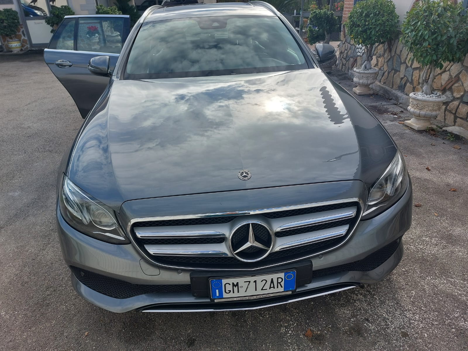 Business Class Sedan - Image 3