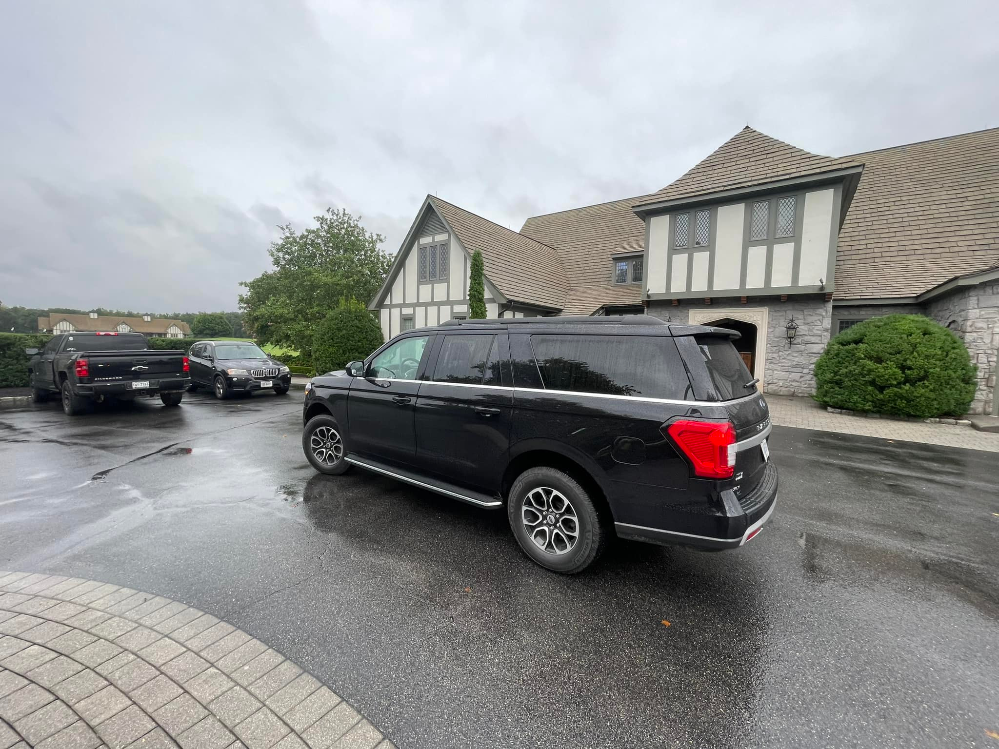 Executive SUV - Image 2