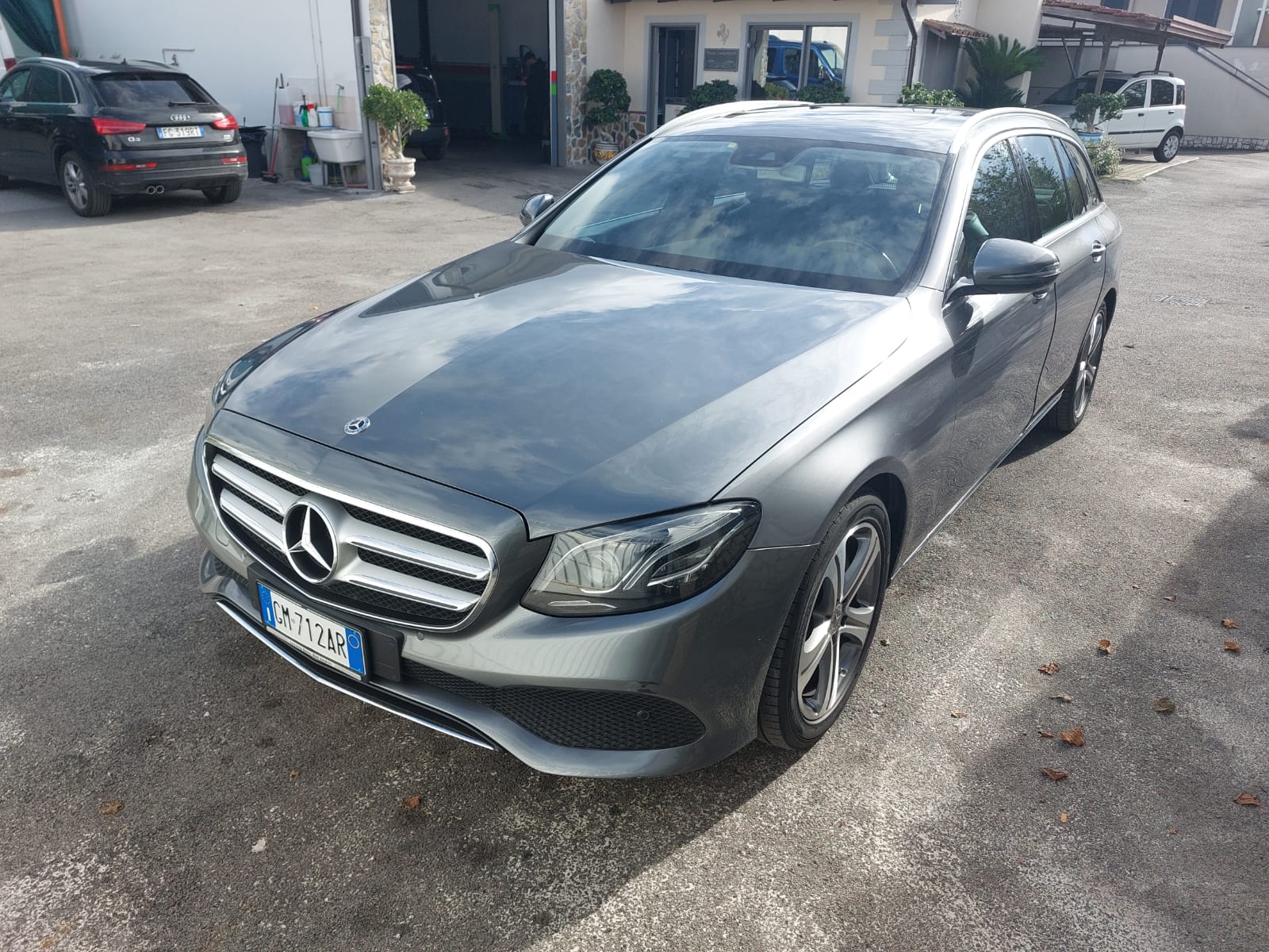 Business Class Sedan - Image 2