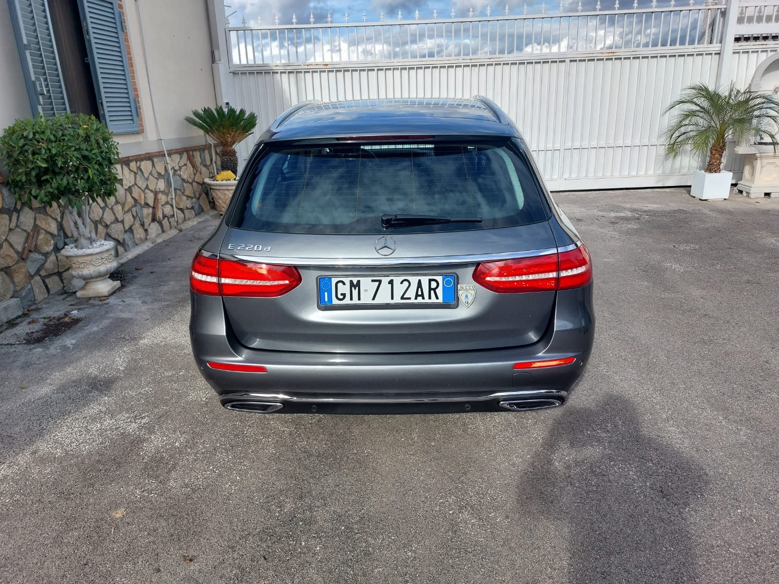 Business Class Sedan - Image 4