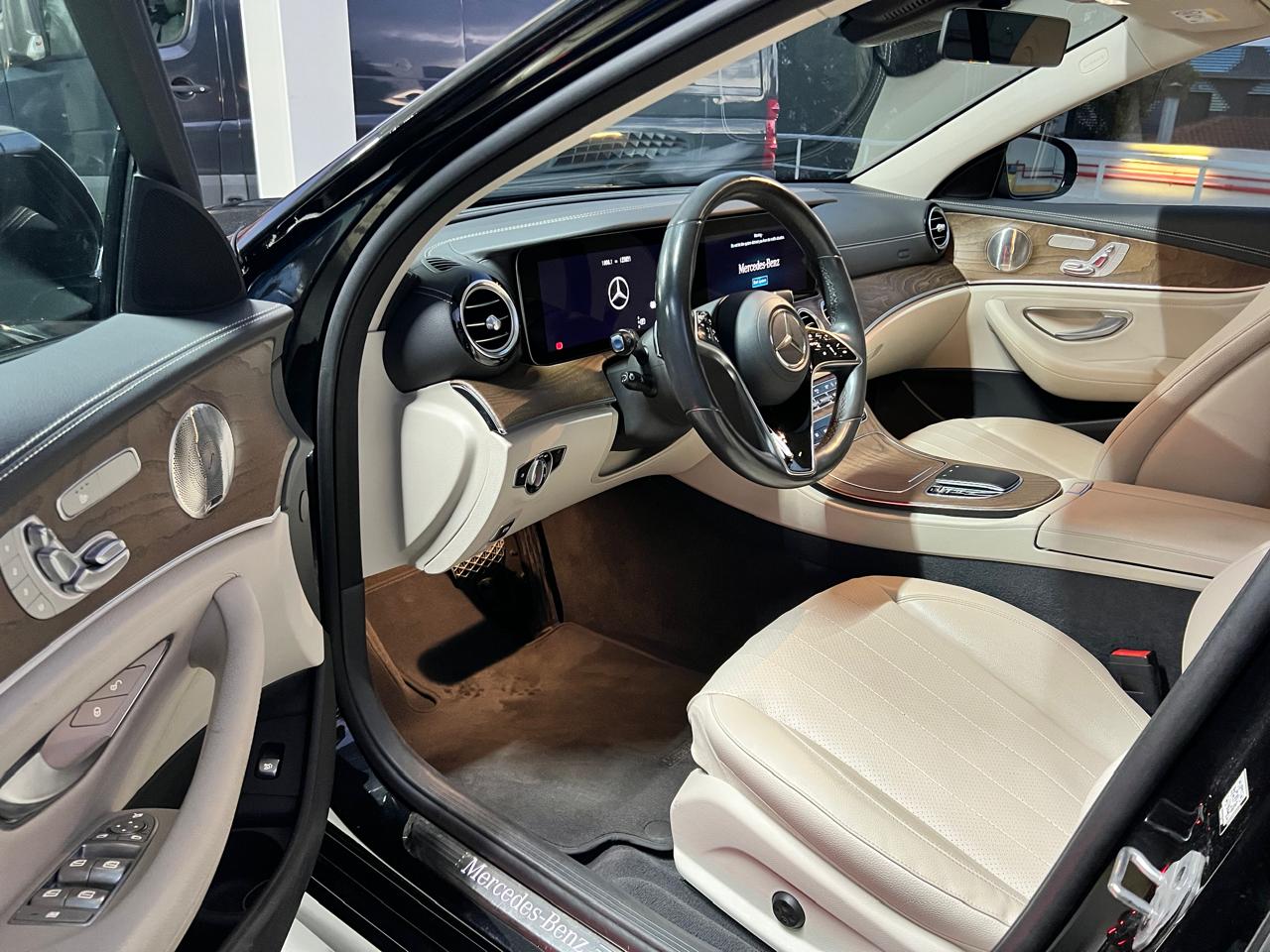 Business Class Sedan - Image 3